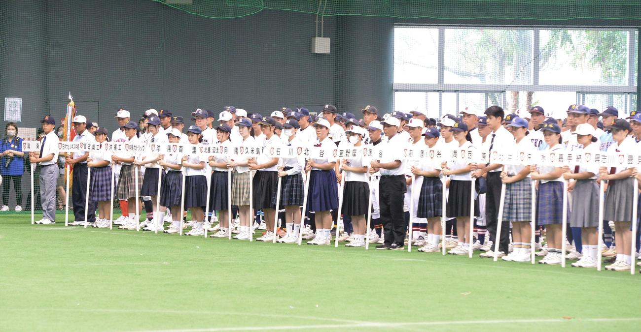 第105回全国高校野球選手権大会の沖縄大会の開会式に出席した選手たち（撮影・佐藤究）