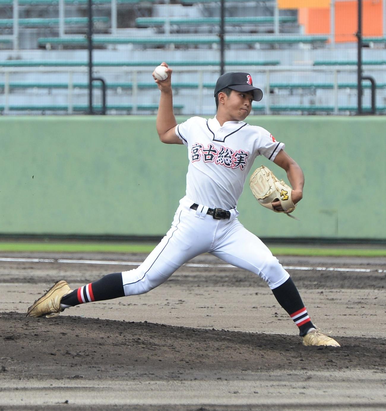 宮古総合実・宮古工対沖縄工　先発した宮古総合実・宮里（撮影・佐藤究）