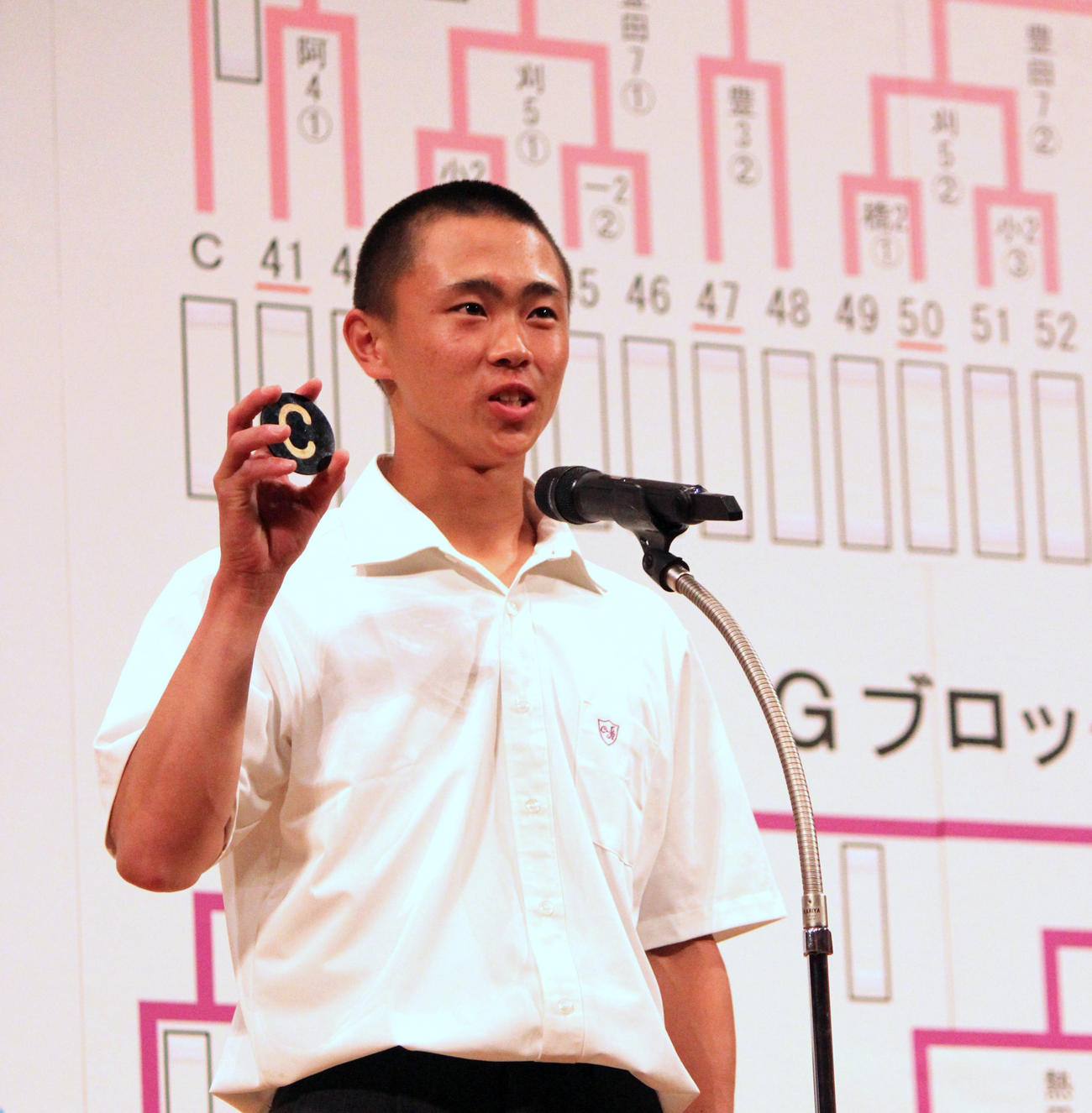 愛知大会抽選会でくじを引く愛工大名電・金森主将（撮影・柏原誠）