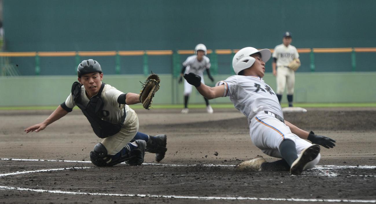 向陽対久米島　8回に勝ち越しのホームを踏む久米島・当間（右）（撮影・佐藤究）