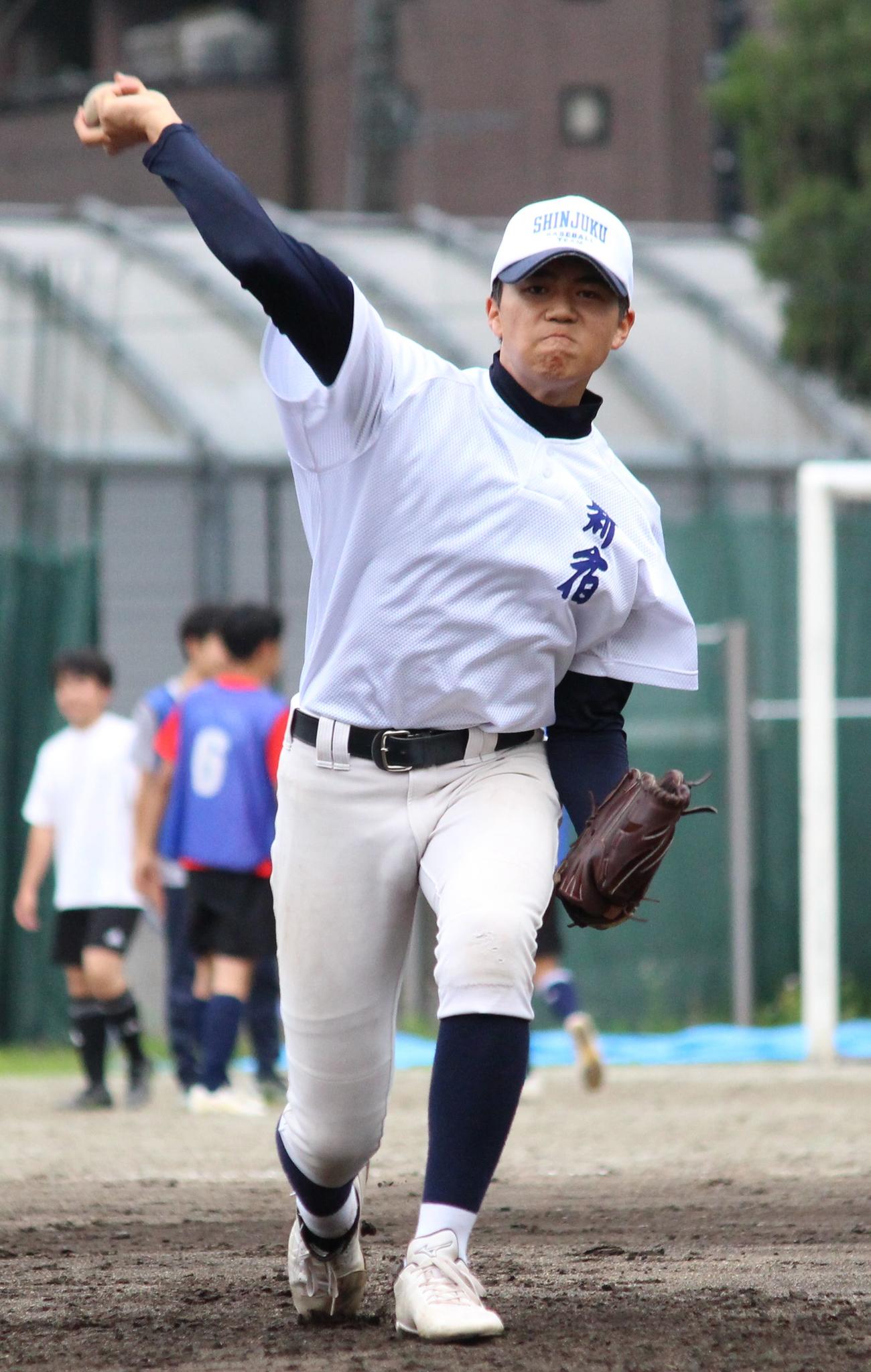 キャッチボールをする新宿・生田投手（撮影・保坂恭子）