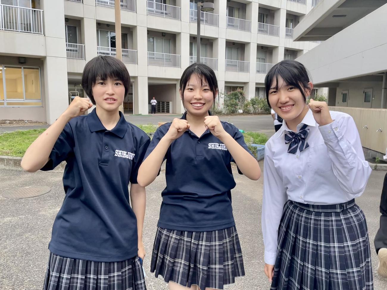 新宿野球部を支えるマネジャー陣。中央が長沢マネジャー（撮影・保坂恭子）