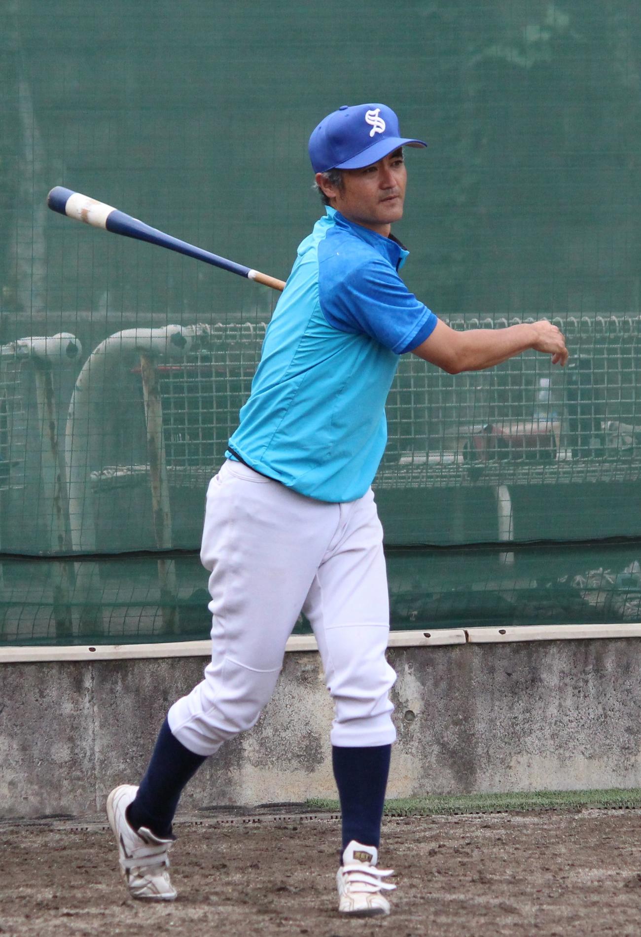 ノックを打つ新宿・田久保監督（撮影・保坂恭子）