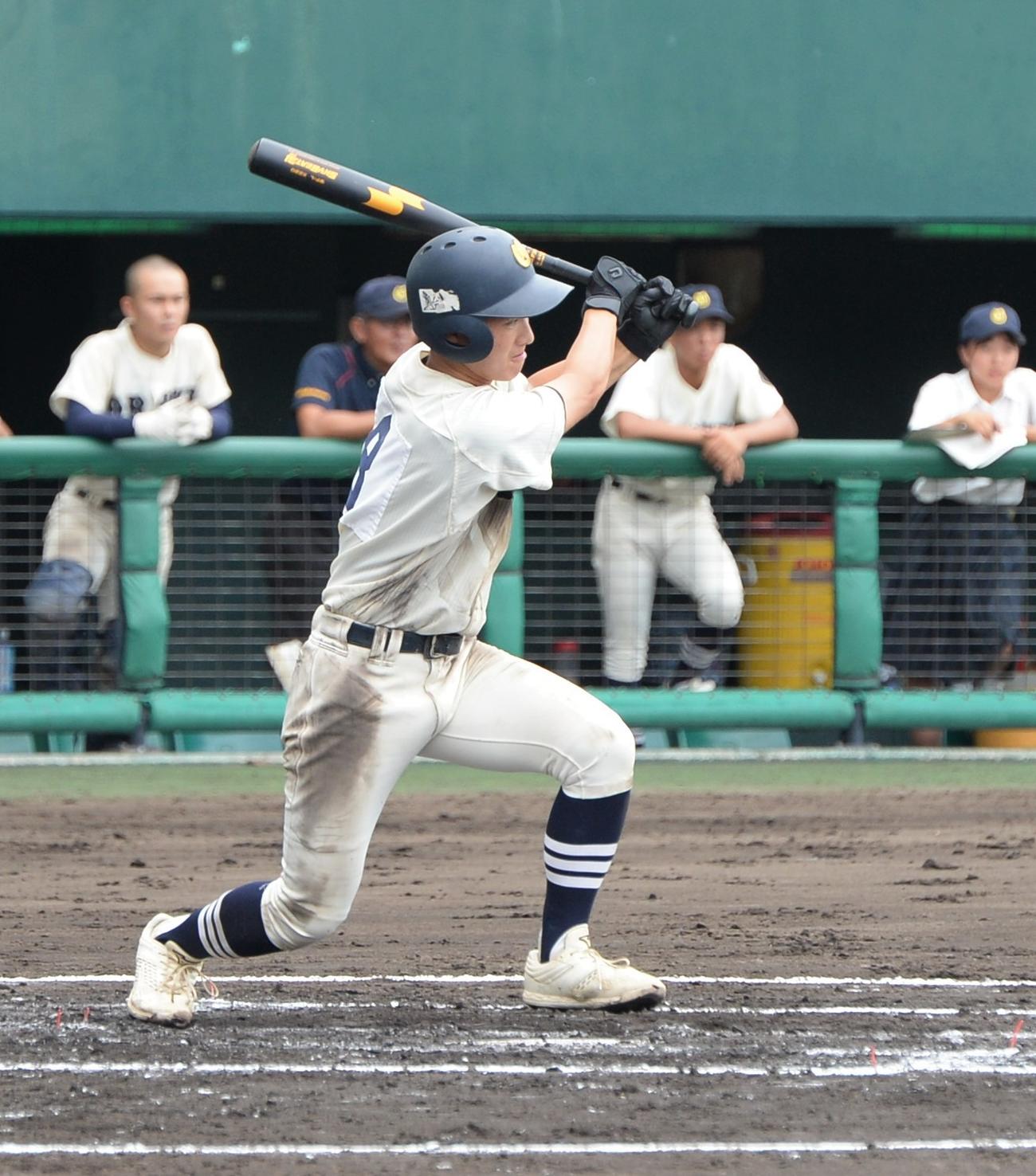 豊見城対小禄　2回裏小禄2死満塁から先制の2点適時打を放つ田里（撮影・佐藤究）