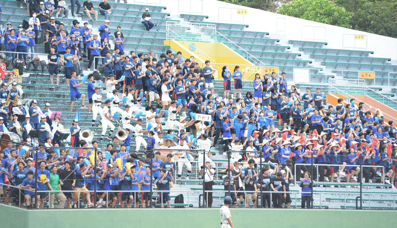 豊見城対小禄　2回の攻撃で盛り上がりを見せる三塁側スタンドの小禄応援団（撮影・佐藤究）