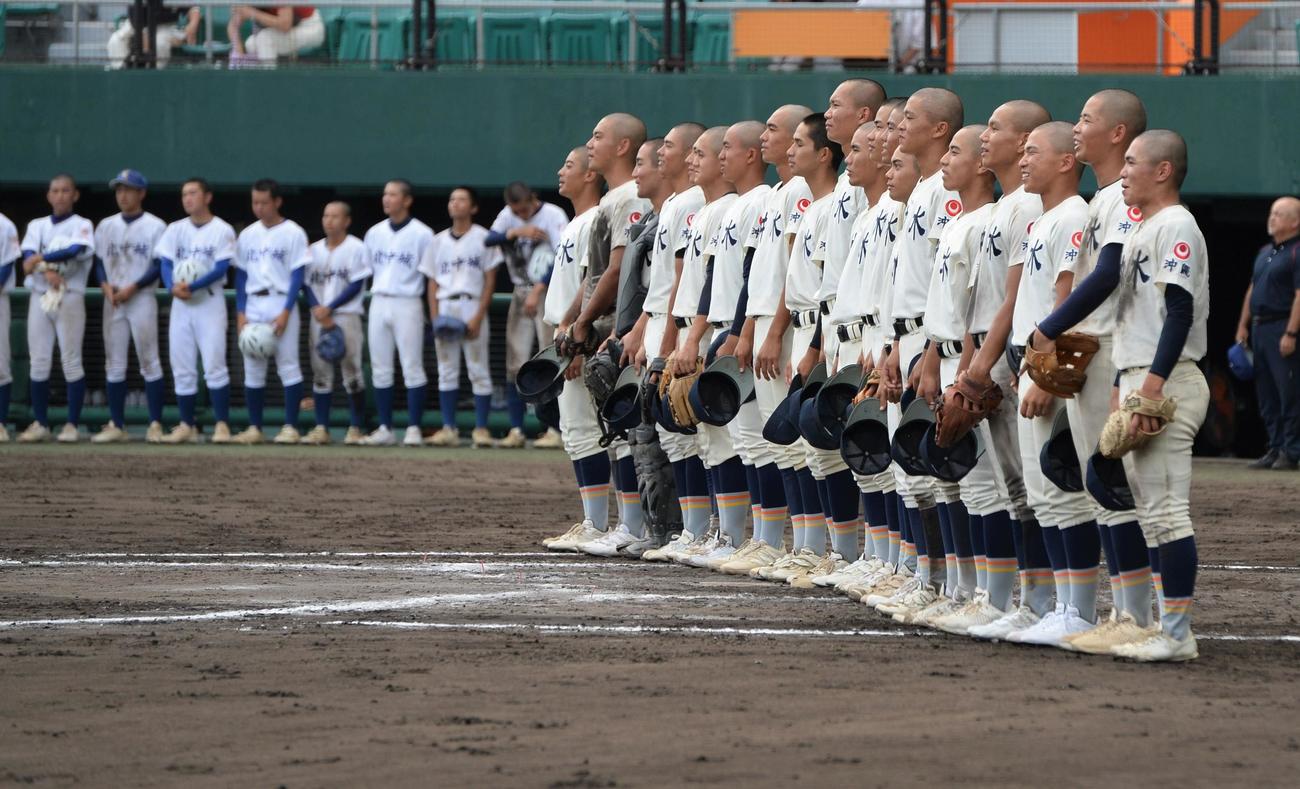 北中城対沖縄水産　試合で勝利し、校歌を歌う沖縄水産ナイン（撮影・佐藤究）