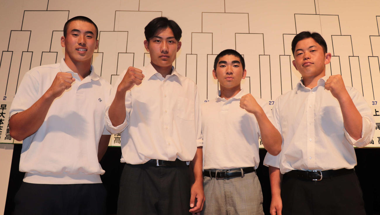 埼玉の組み合わせ抽選会でガッツポーズを決める春4強。左から大宮東・桑野主将、昌平・斎藤主将、浦和学院・江口主将、市川越・鈴木主将（撮影・佐瀬百合子）