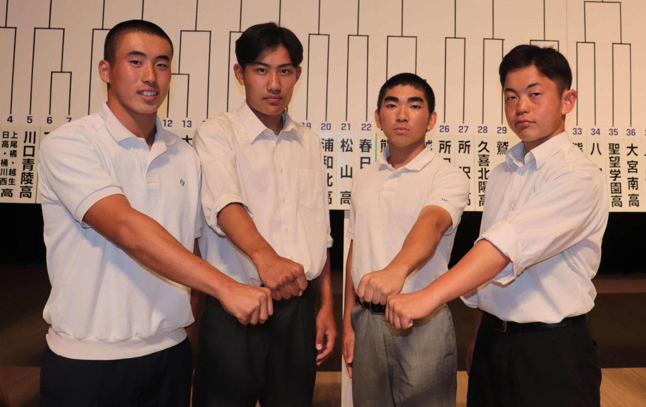 埼玉の組み合わせ抽選会でポーズを決める春4強。左から大宮東・桑野主将、昌平・斎藤主将、浦和学院・江口主将、市川越・鈴木主将（撮影・佐瀬百合子）
