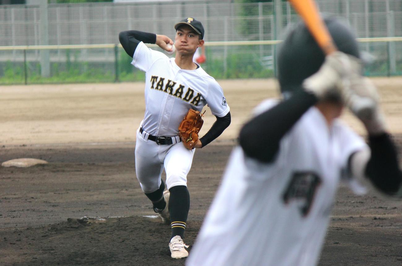練習試合で力投する高田・中山勝暁（撮影・柏原誠）