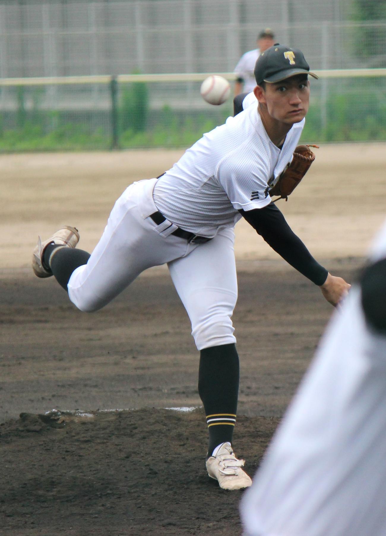 練習試合で力投する高田・中山勝暁（撮影・柏原誠）
