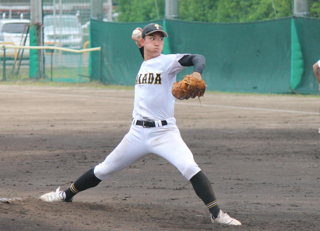 練習試合で力投する高田・中山勝暁（撮影・柏原誠）