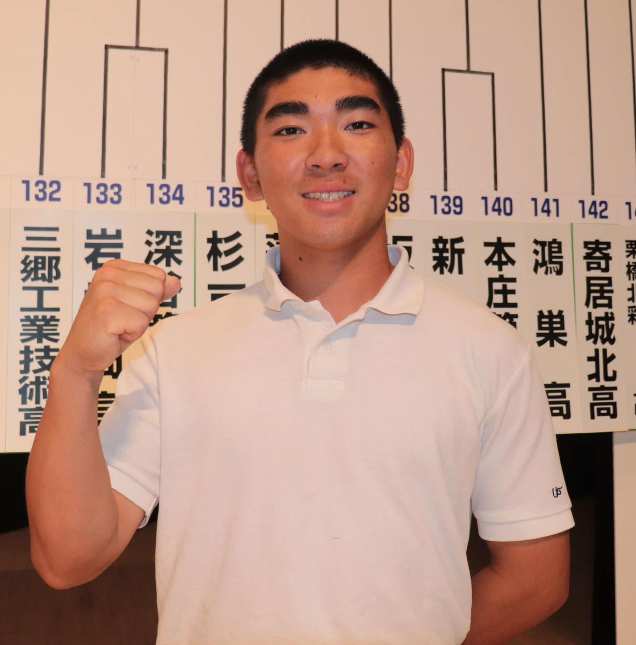 埼玉の組み合わせ抽選会でガッツポーズを決める浦和学院・江口主将（3年）（撮影・佐瀬百合子）