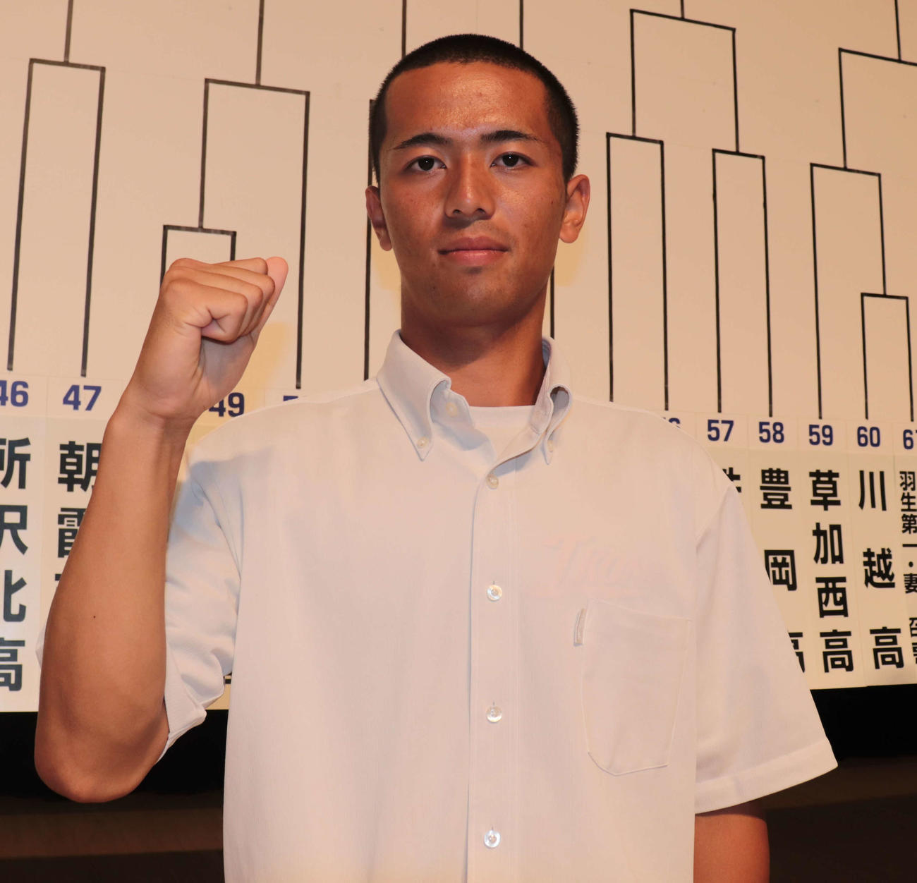 埼玉の組み合わせ抽選会でガッツポーズを決める花咲徳栄・佐藤主将（3年）（撮影・佐瀬百合子）