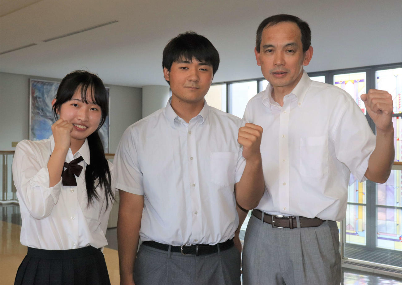 17日、抽選会に出席した青鳥特別支援の久保田監督（右）、山口主将（中央）と、くじを引いた松蔭大松蔭の南出マネジャー（撮影・玉利朱音）