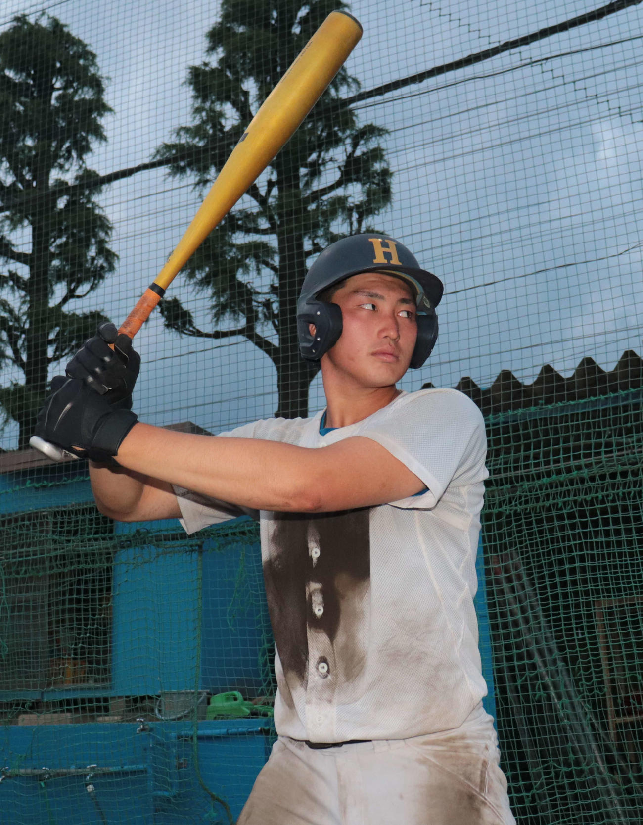 バッドを構える花咲徳栄・小野内野手（3年）（撮影・佐瀬百合子）