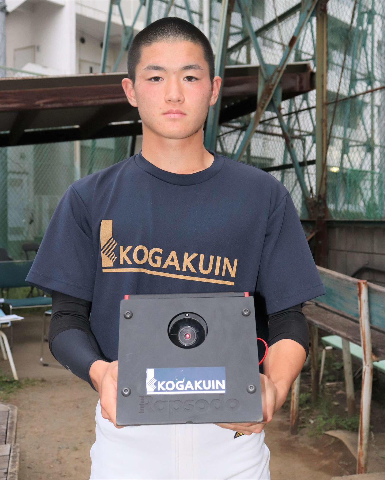 ラプソードを持つ工学院大付・前田プレイングマネジャー（撮影・玉利朱音）