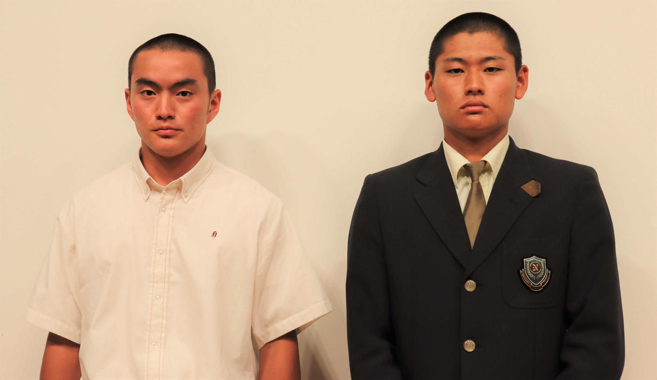 抽選会後、取材に応じた常総学院・沢田（左）と土浦日大・塚原（撮影・村山玄）