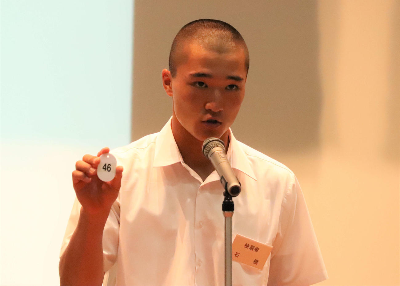 栃木大会の抽選会でクジを引く石橋・横松主将（撮影・黒須亮）