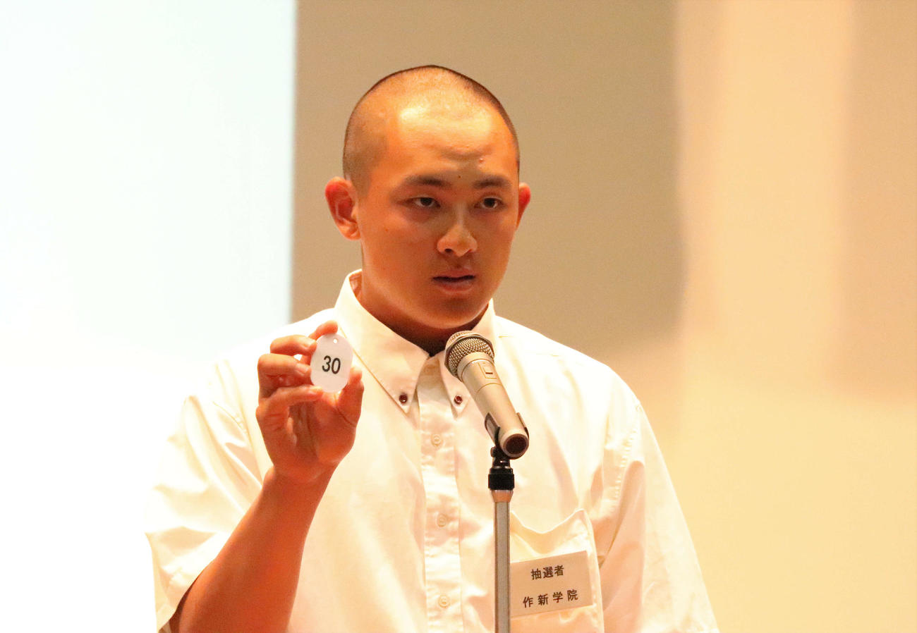 栃木大会の抽選会でクジを引く作新学院・斎藤（撮影・黒須亮）