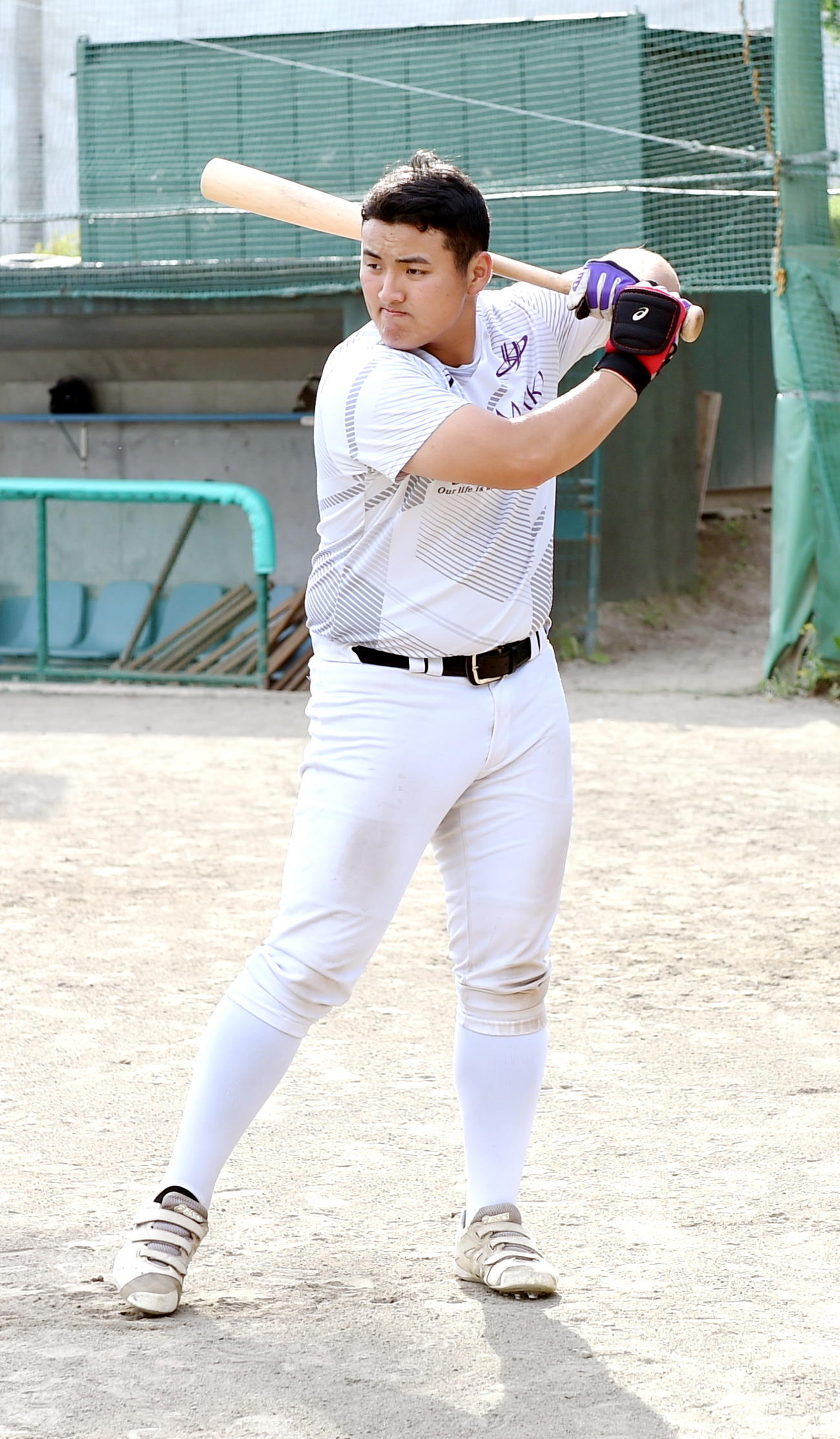 練習で素振りする花巻東・佐々木麟（撮影・山田愛斗）