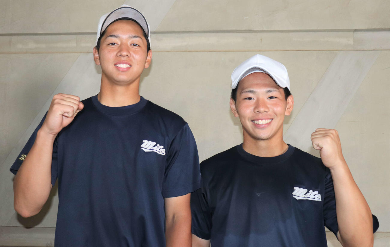 ガッツポーズを見せる水戸商・佐藤（左）と荻沼（撮影・村山玄）
