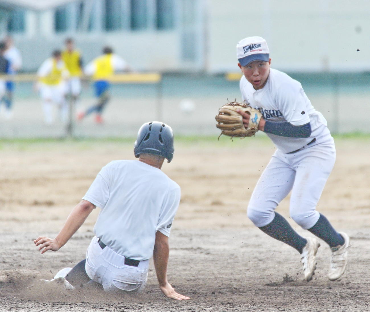 併殺の練習に励む島田商・中山（右）