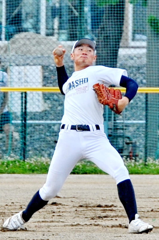 守備練習で強肩ぶりを見せる島田商・大崎