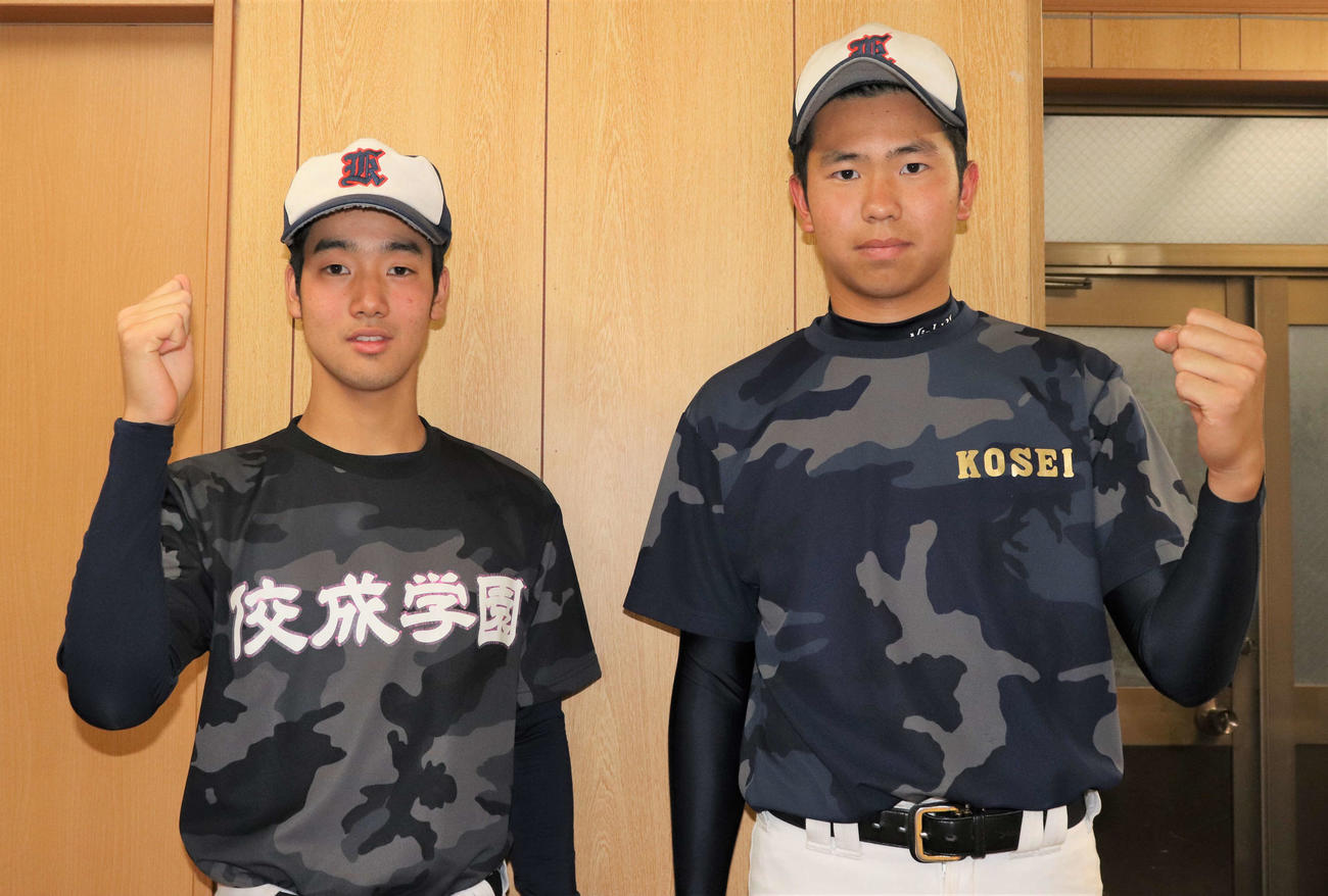 ガッツポーズで写真に収まる佼成学園・林（右）と石井（撮影・玉利朱音）