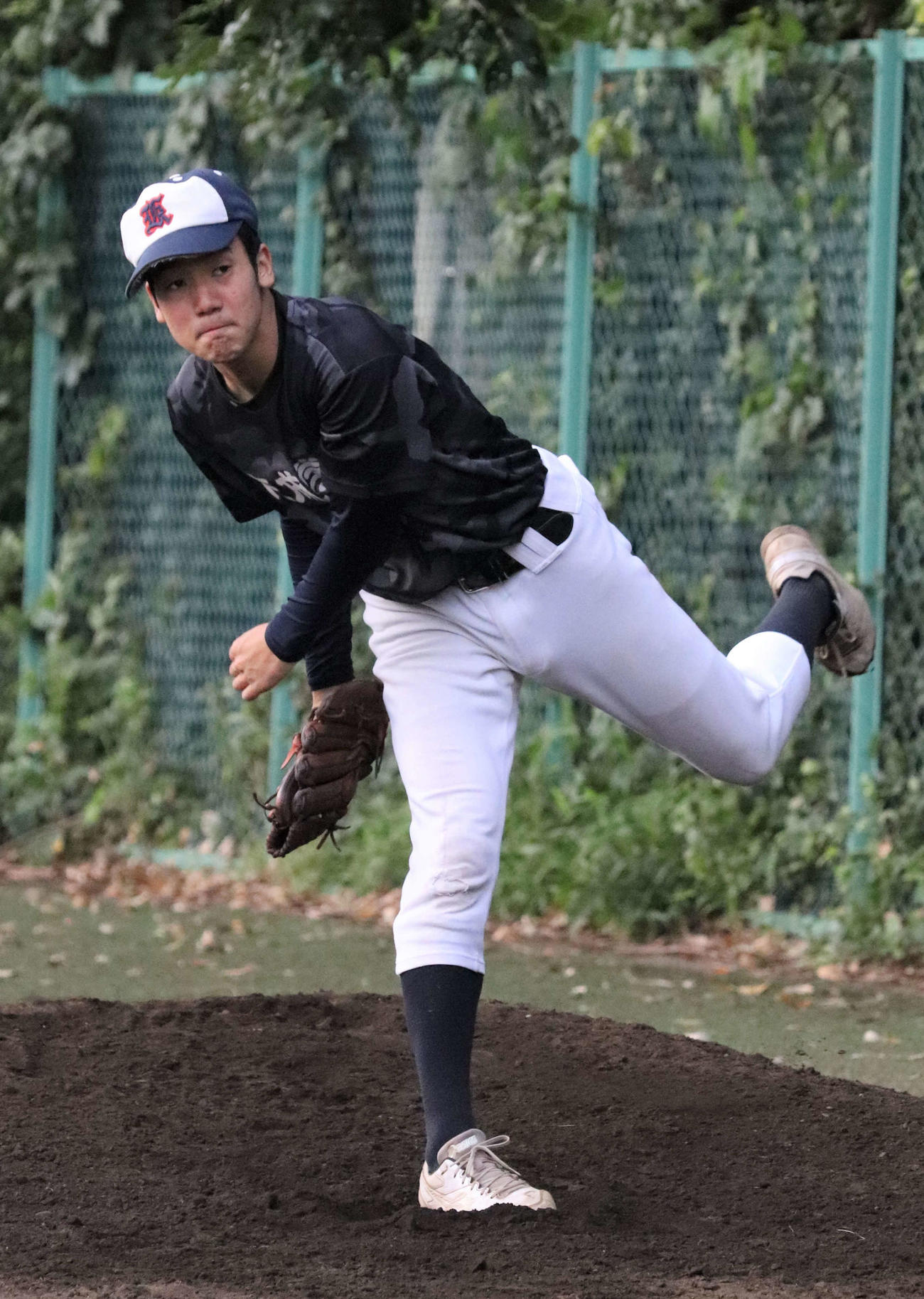 投球練習をする佼成学園・石井（撮影・玉利朱音）