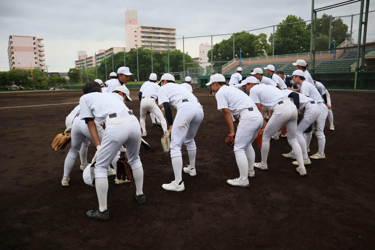 練習中気合いを入れる八尾高校ナイン（撮影・村松万里子）