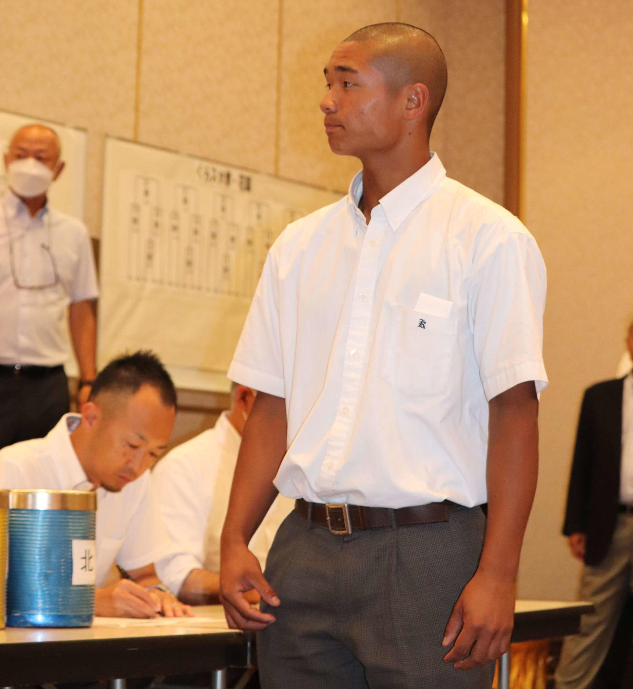 組み合わせ抽選会に出席した金光大阪の主将・佐々木駿弥内野手（3年）（撮影・中島麗）