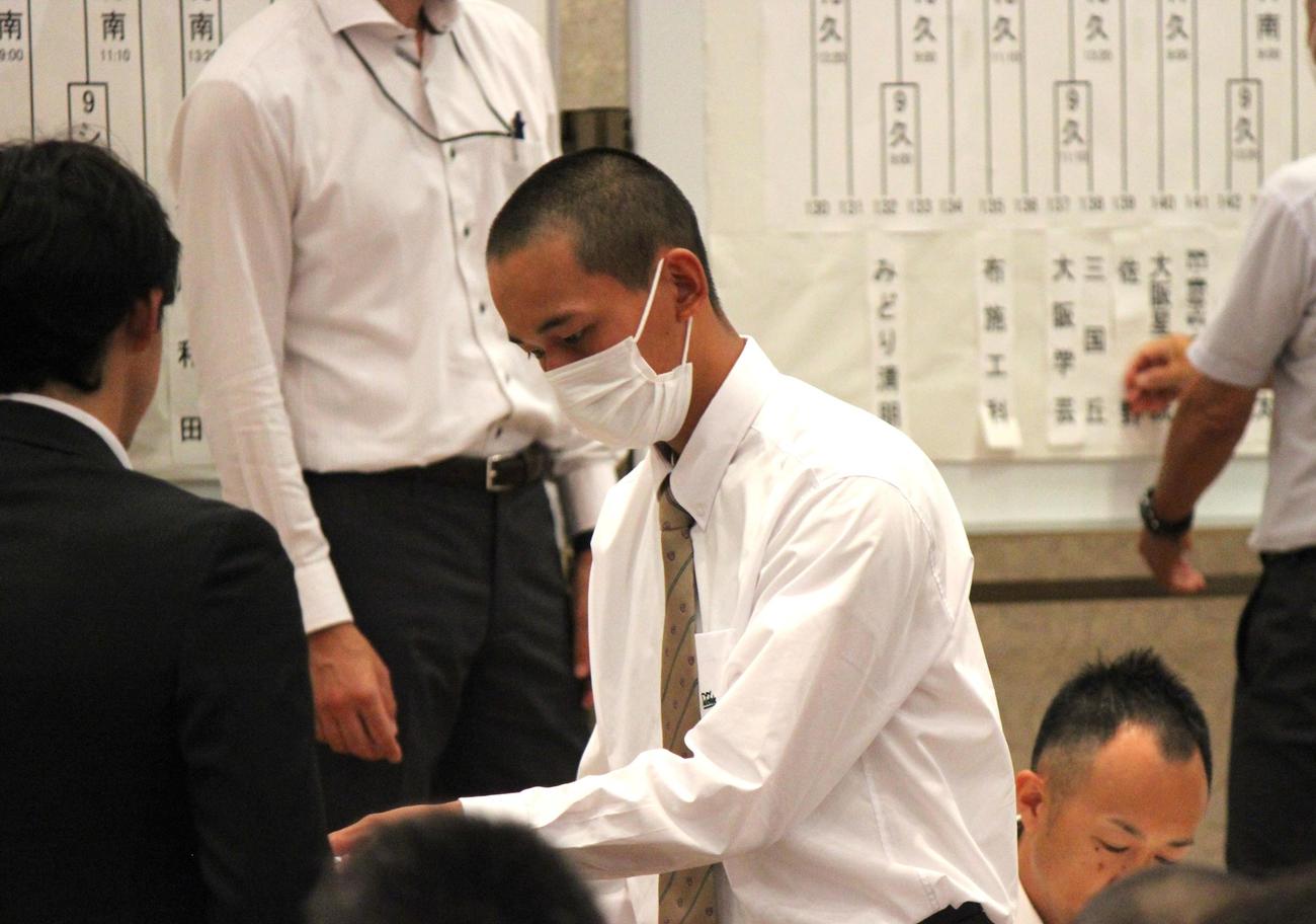 大阪抽選会でくじを引く大阪桐蔭・前田主将（撮影・柏原誠）