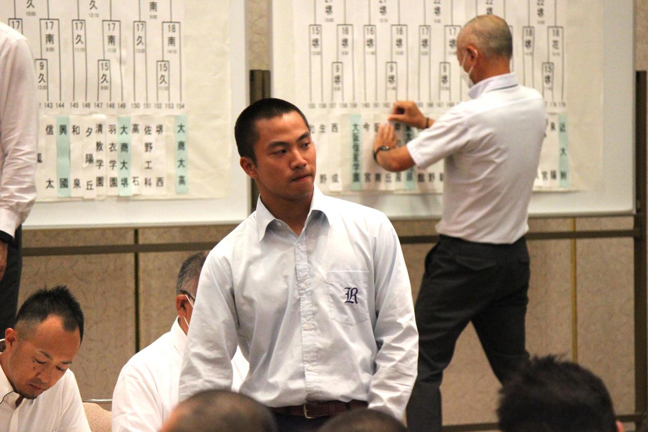 大阪抽選会でくじを引いた履正社・森沢主将（撮影・柏原誠）