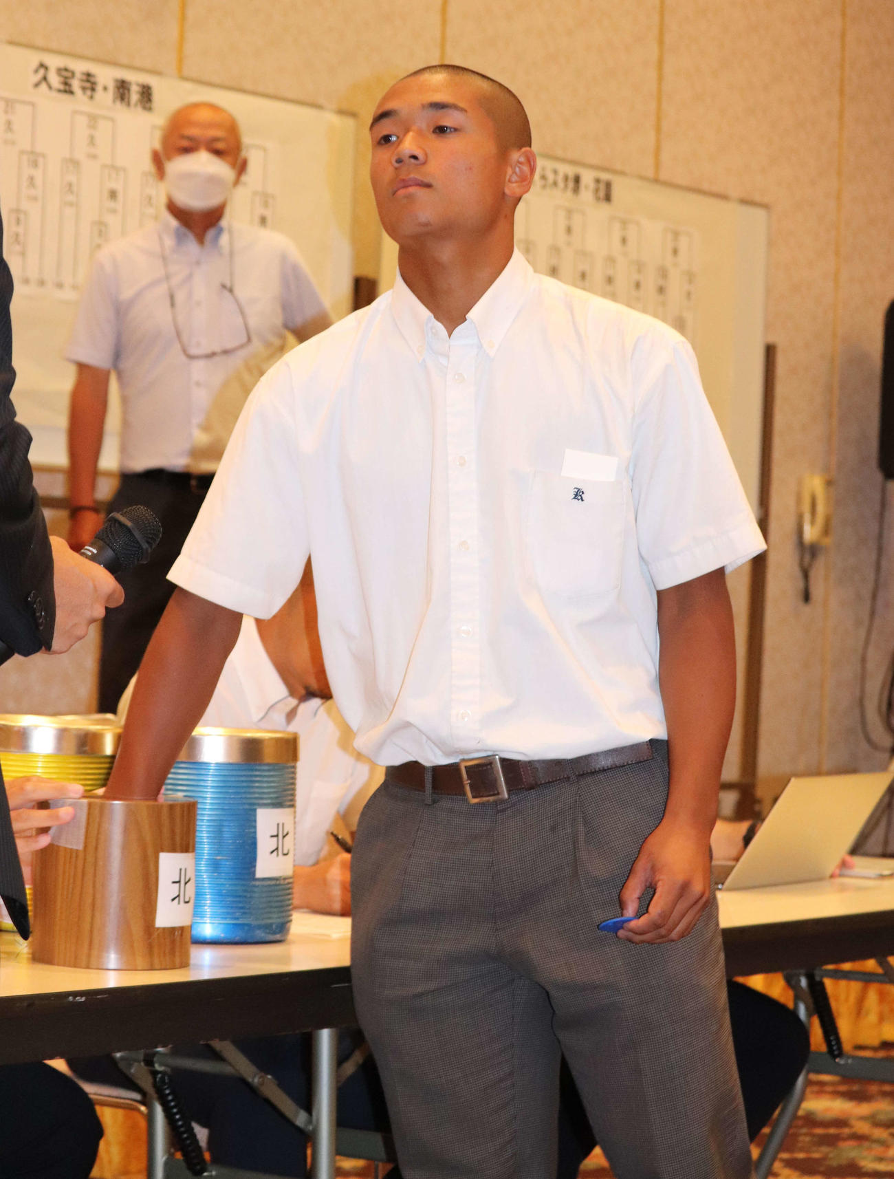 組み合わせ抽選会に出席した金光大阪の主将・佐々木駿弥内野手（3年）（撮影・中島麗）