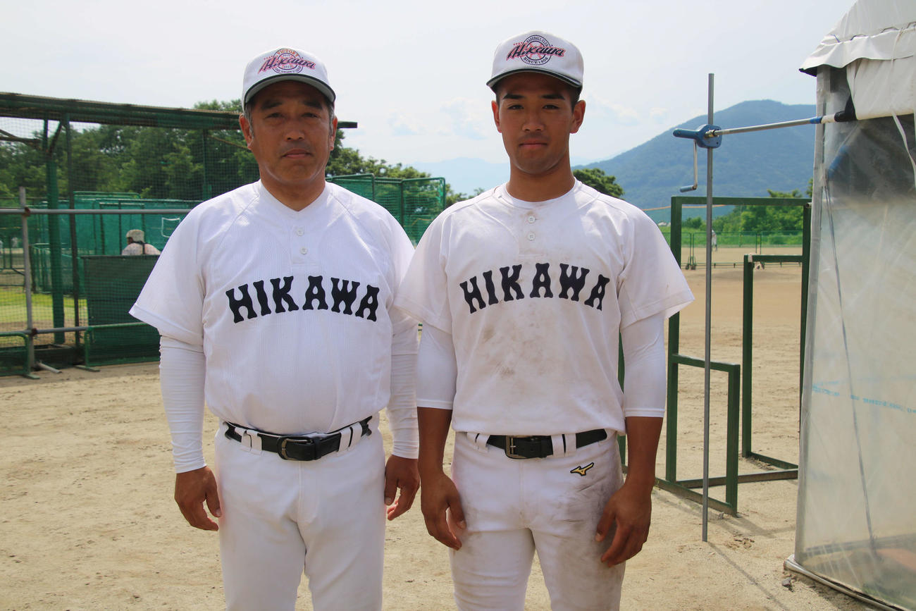 親子鷹で甲子園出場を狙う、日川の三枝恭仁監督（左）と主将の恭也（撮影・保坂淑子）