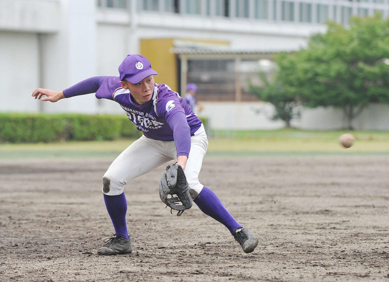 守備練習で捕球するオイスカ浜松国際の林