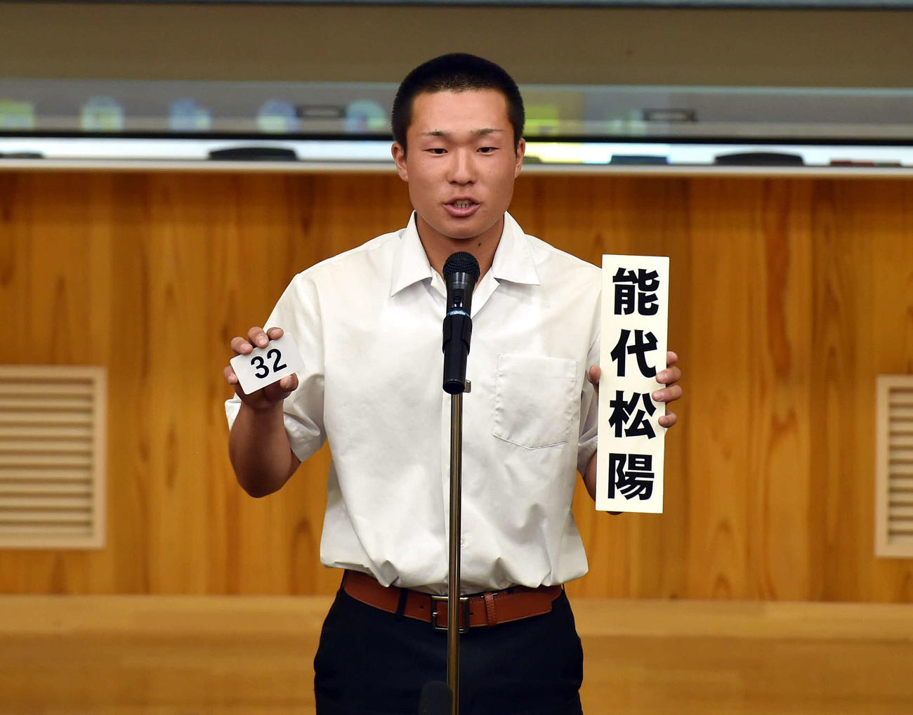 抽選会に臨んだ能代松陽・大高主将
