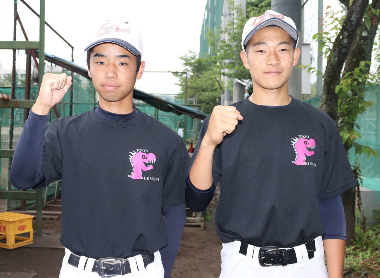 ガッツポーズで写真に納まる富士森・塚田（左）と岩沢（撮影・玉利朱音）