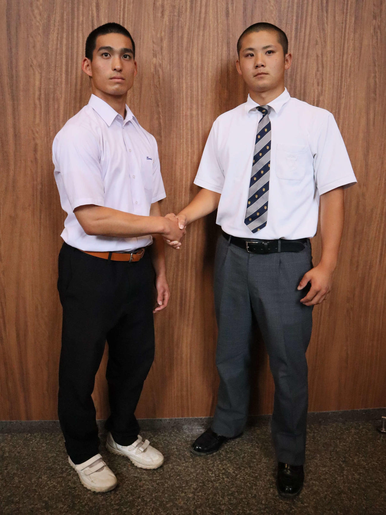 高校野球奈良大会の初戦で対戦する天理の下林勇希主将（左）と、奈良大付の武廣祐輝主将（撮影・村松万里子）