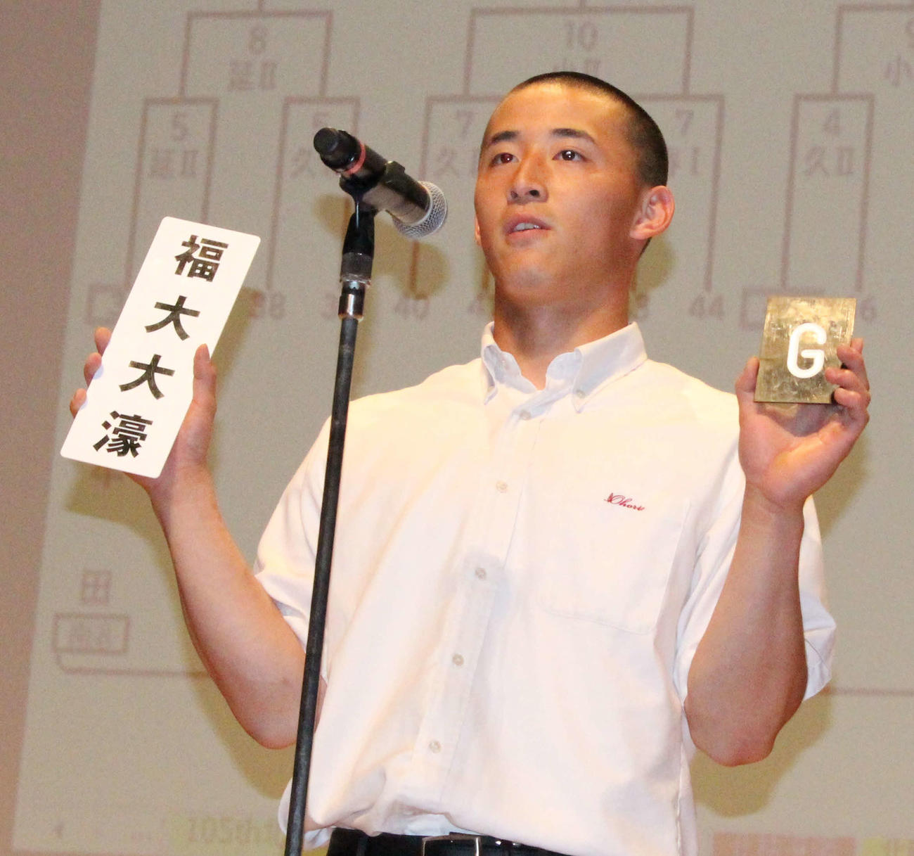 福岡大会組み合わせ抽選に臨んだ福岡大大濠・藤田主将（撮影・菊川光一）