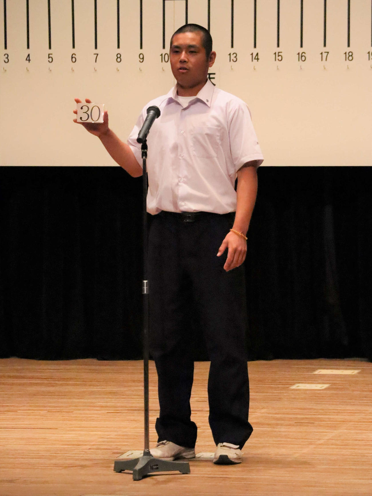 高校野球奈良大会抽選会に出席した智弁学園・高良鷹二郎主将（撮影・村松万里子）