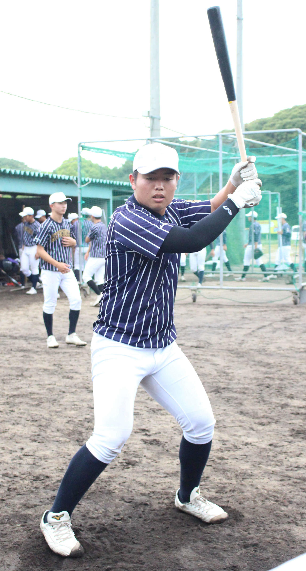 木製バットでティー打撃に励む九国大付・佐倉（撮影・菊川光一）