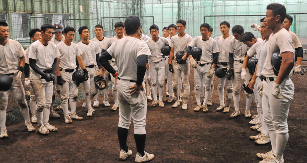 大石監督（中央）の話を真剣に聞く掛川西ナイン