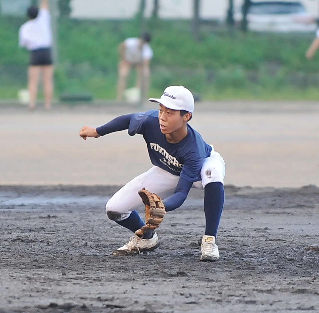 内野ゴロを捕球する袋井商の桑原