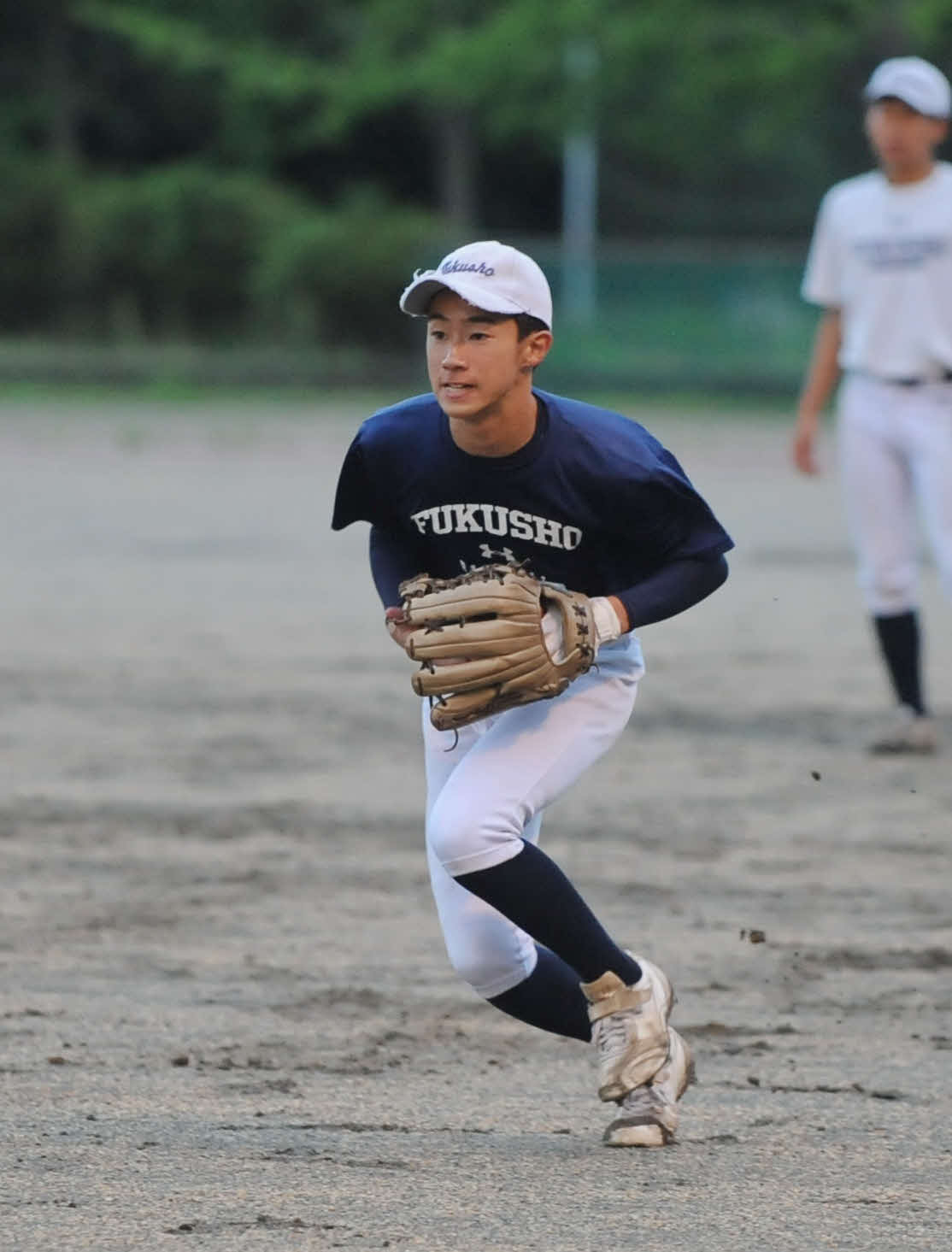 外野守備の練習をする袋井商の永田