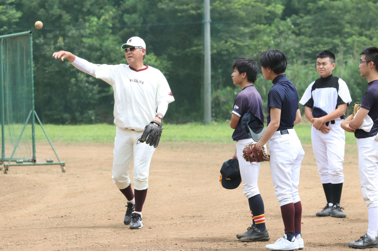 甲子園夢プロジェクトの練習会で参加者に指導する早大・小宮山監督（撮影・玉利朱音）