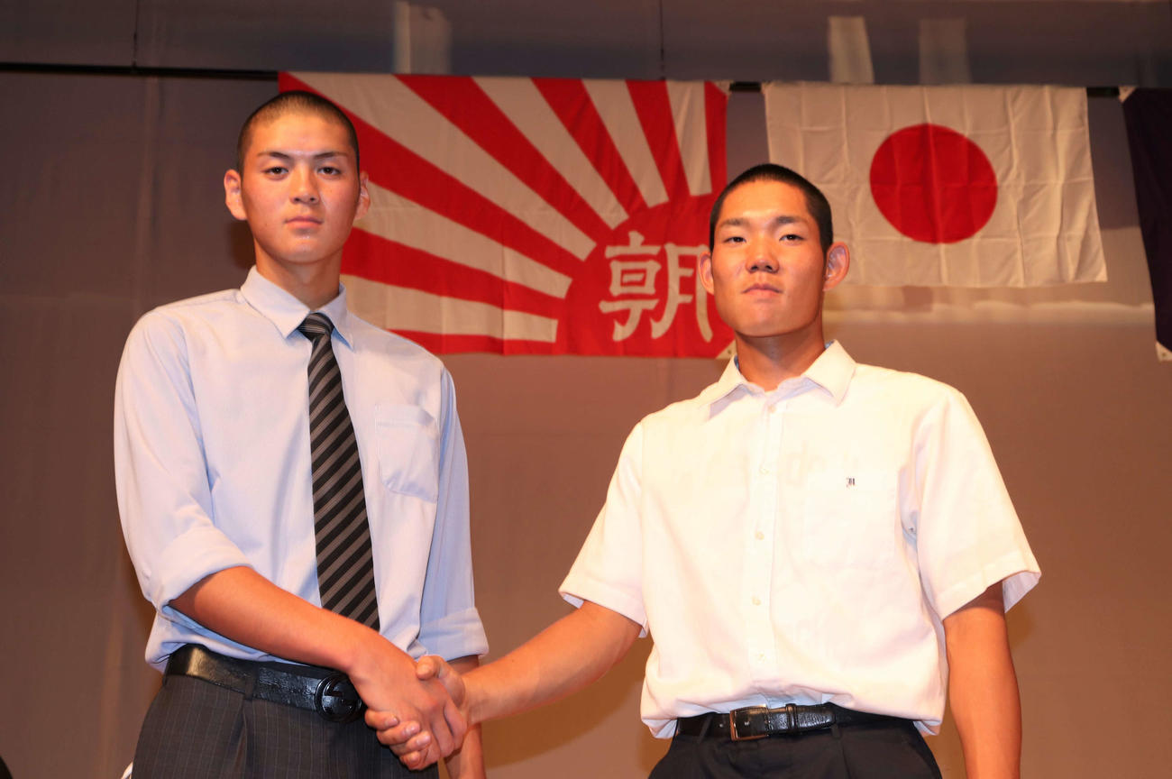 京都国際・濱田泰希主将と開会式で選手宣誓を務める龍谷大平安・山口翔梧主将はがっちりと握手（撮影・中島麗）