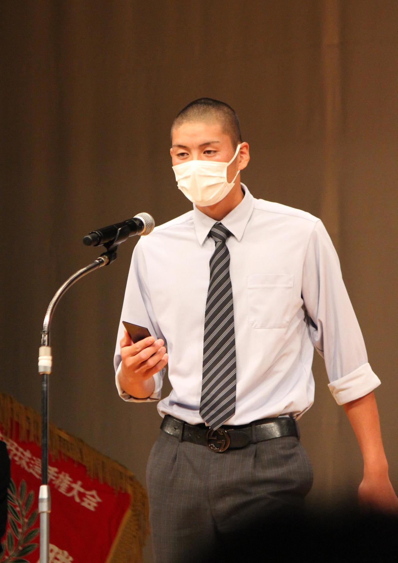 京都大会抽選会でくじを引く京都国際・浜田主将（撮影・柏原誠）