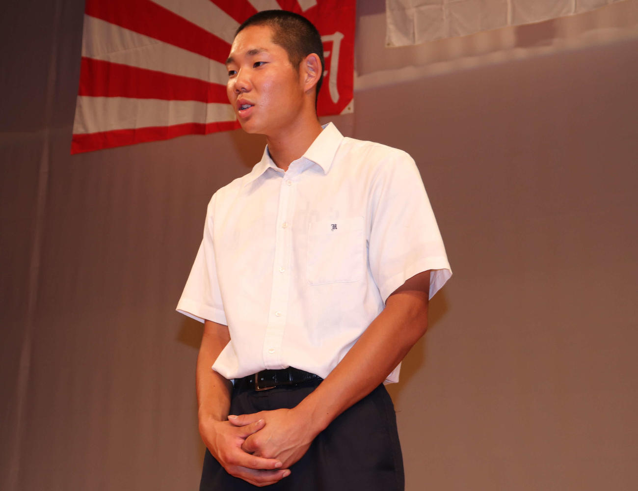 開会式で選手宣誓を務める龍谷大平安の山口翔梧主将（3年）（撮影・中島麗）