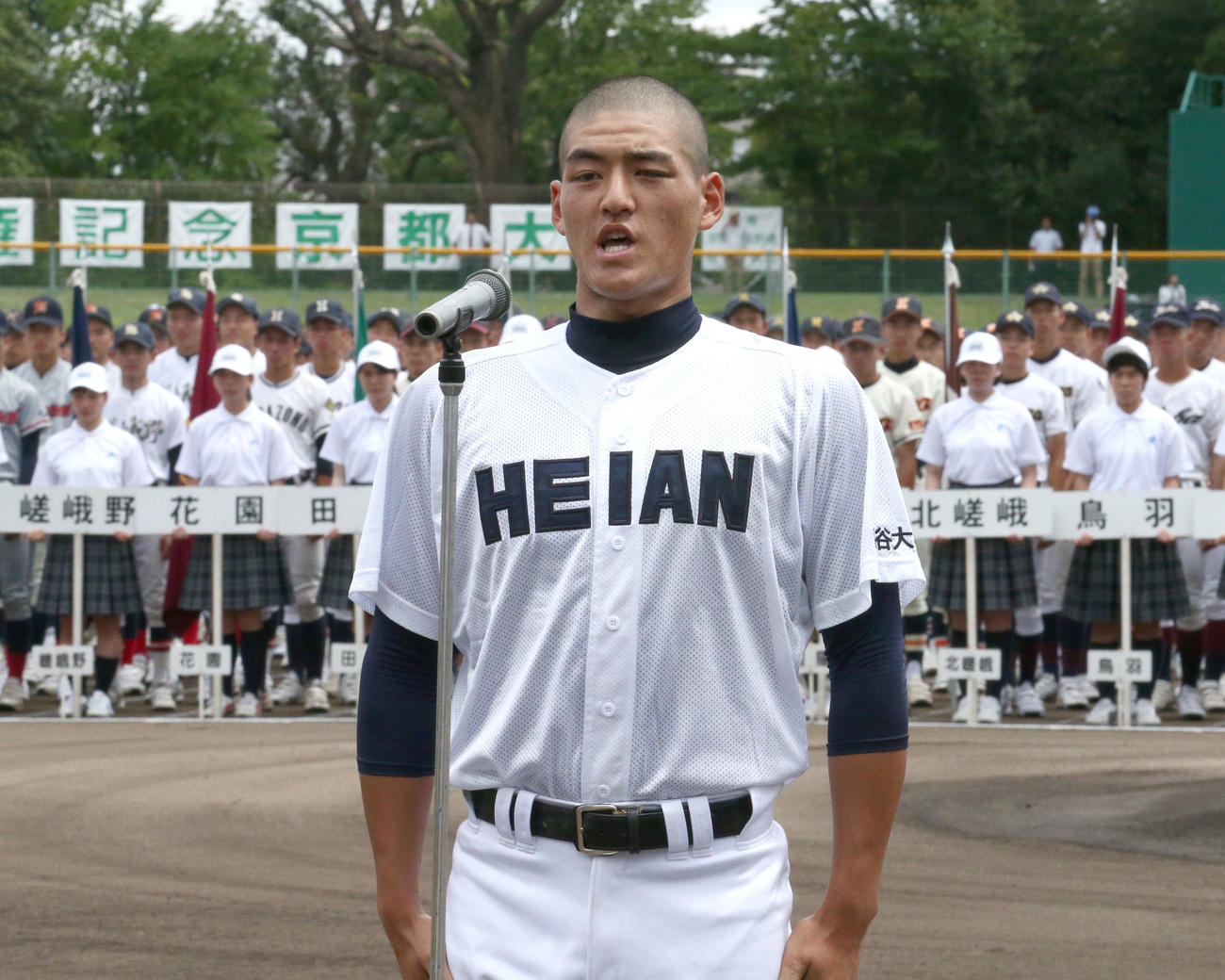 18年、第100回京都大会で選手宣誓する龍谷大平安の松田憲之朗主将